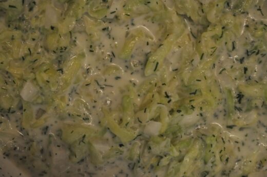 Gurkensalat mit saurer Sahne und Dill
